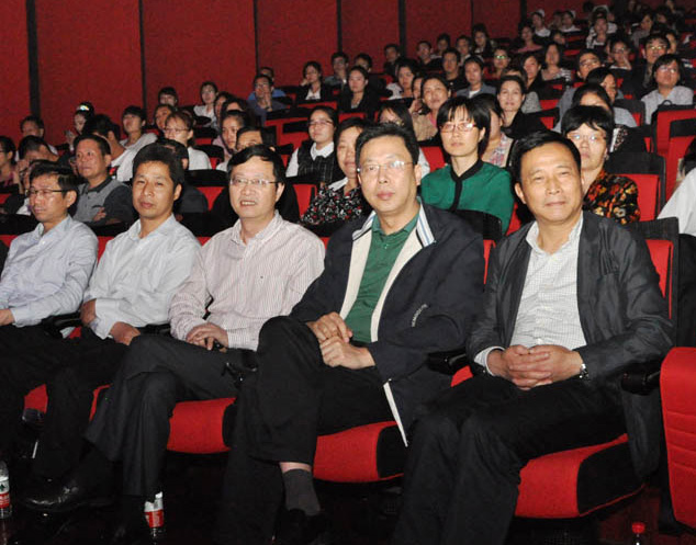 学校副校长张永群(中),学校党委委员,医院党委书记侯勇(右二)分别率领