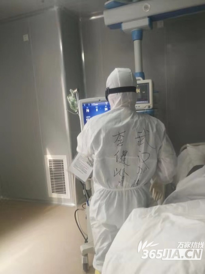 心疼!连线安徽援鄂护士李建峰 脸上被防护用具压出“天使印记”(组图)-