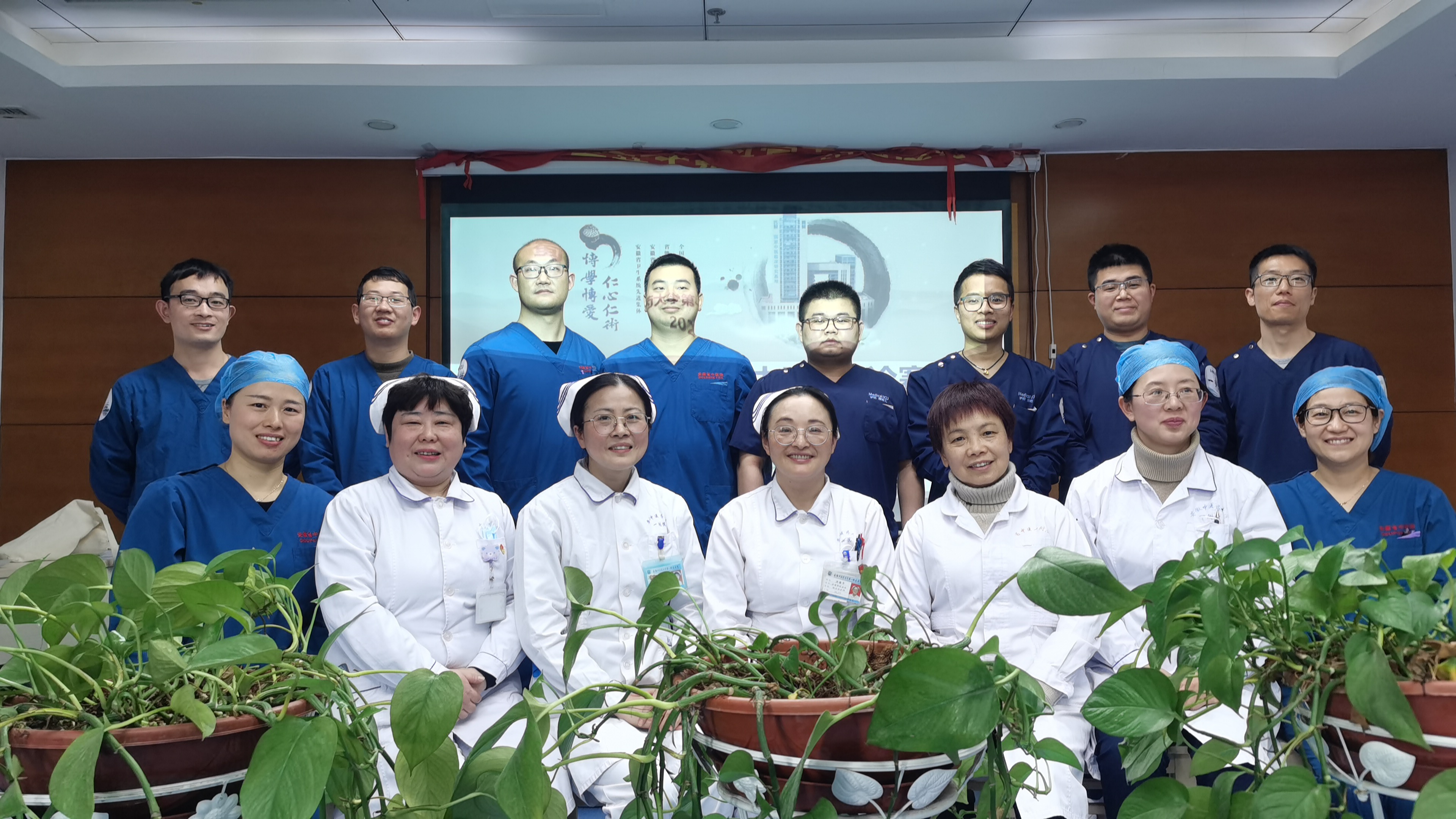 评委专家与辩手合影.jpg