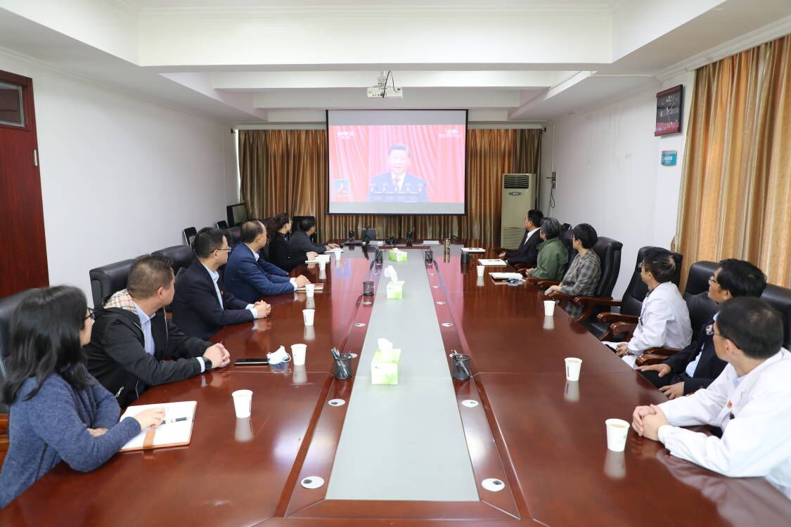 医院党委班子成员和部分职能科室负责人收看党的二十大开幕会.jpg