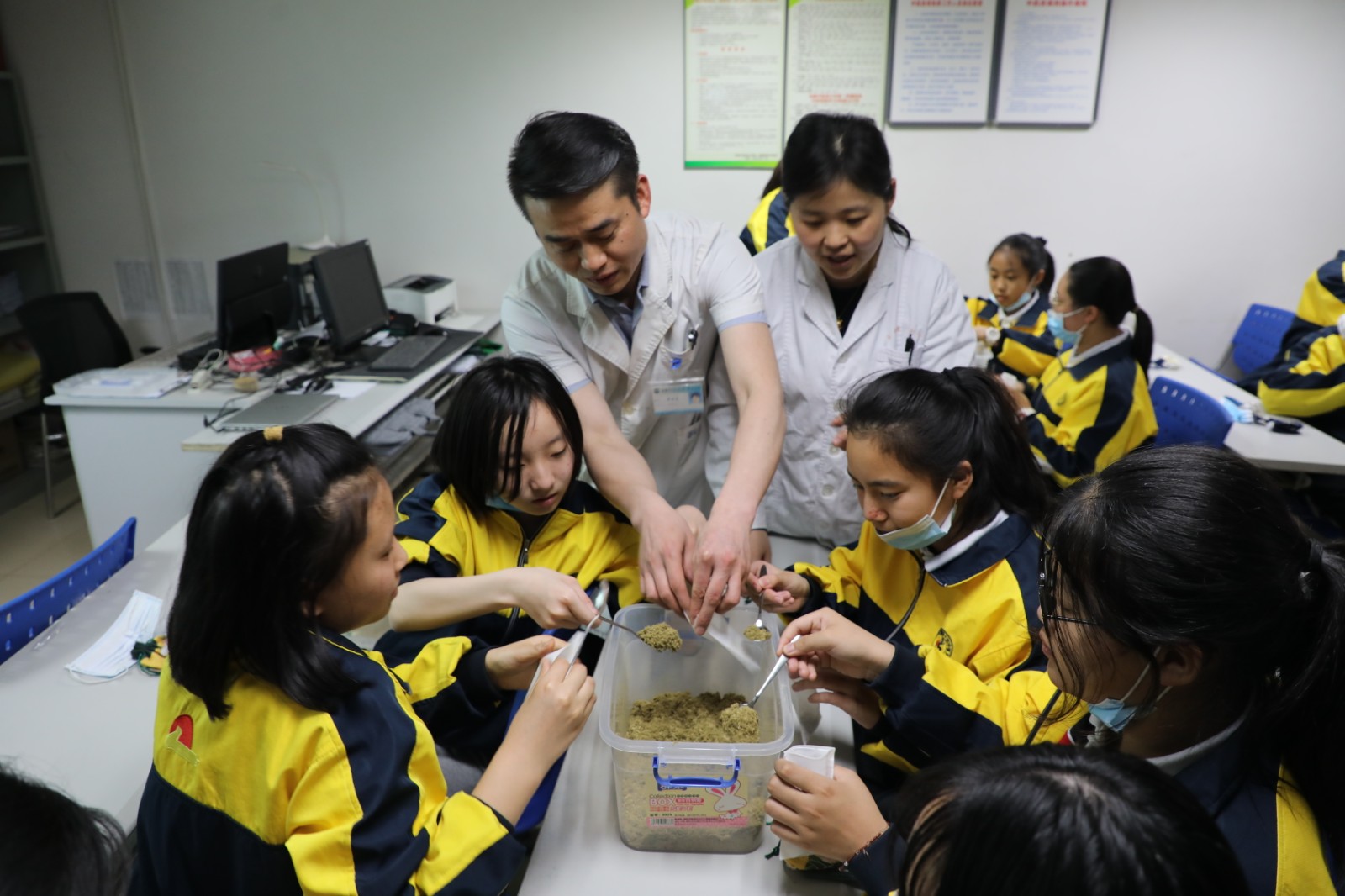 6.药学一支部 香囊制作.JPG