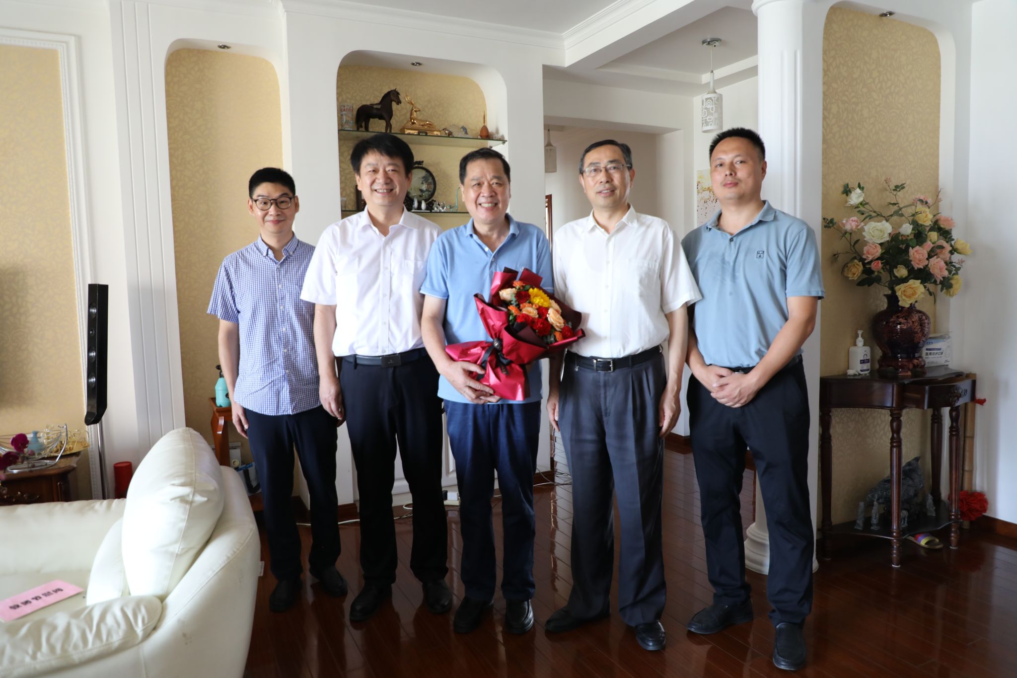 慰问全国名中医杨骏教授.jpg