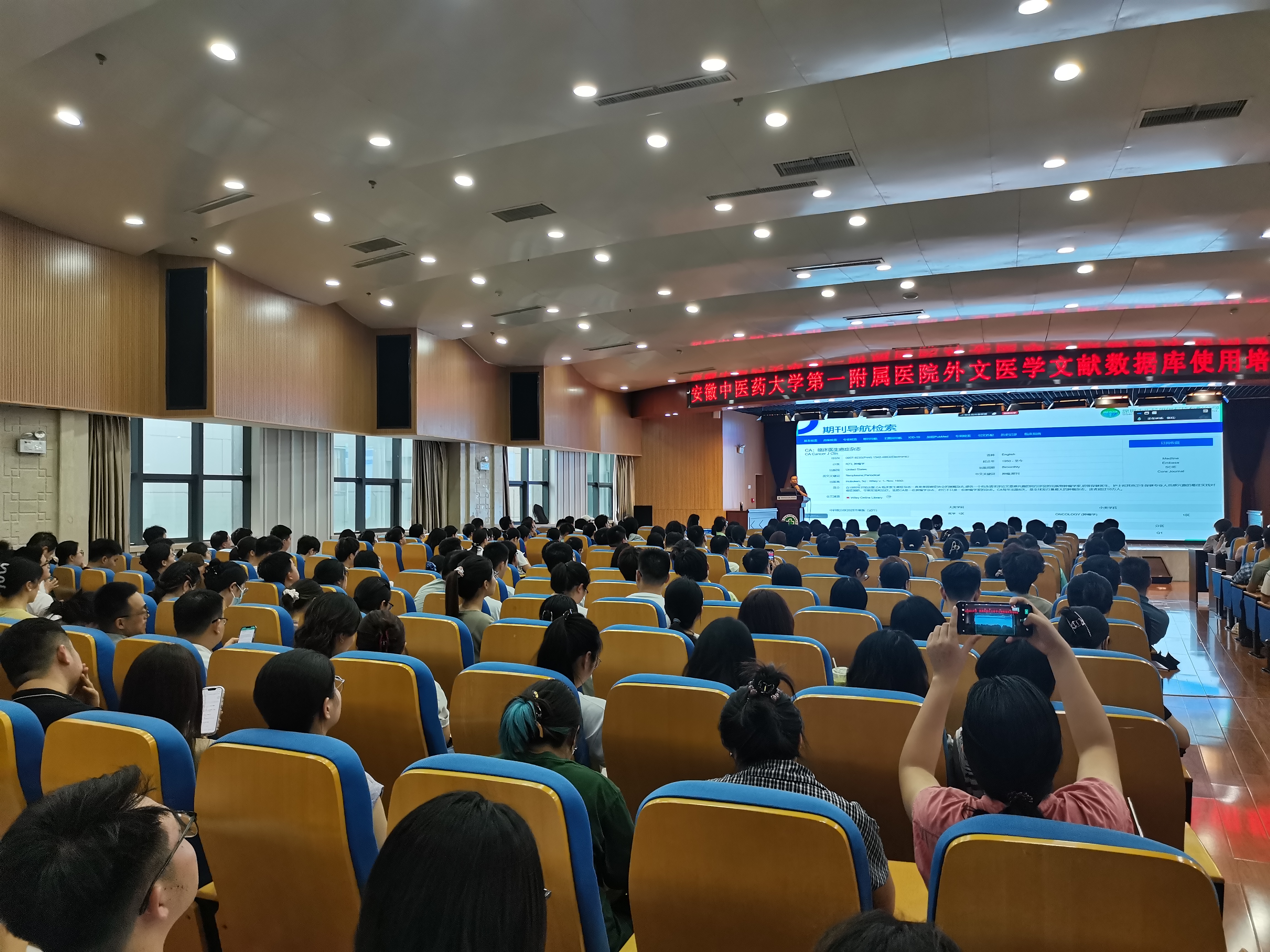广大职工和学生踊跃参与培训.jpg
